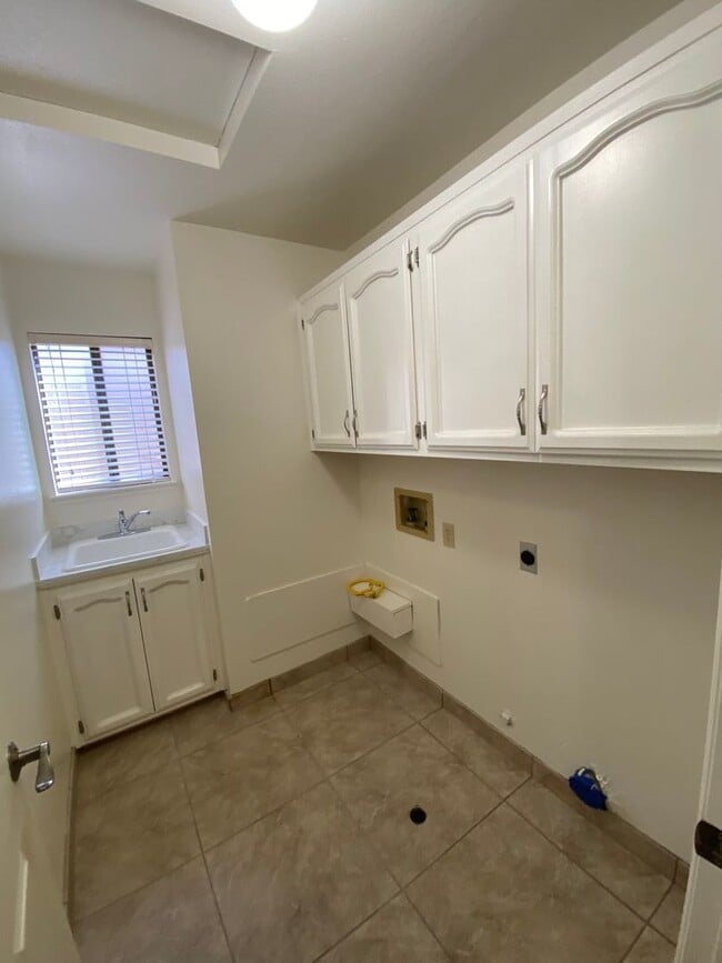 Building Photo - SW Visalia Home coming soon!