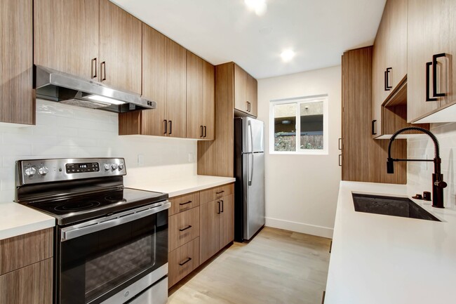 Interior Photo - 930 N Martel
