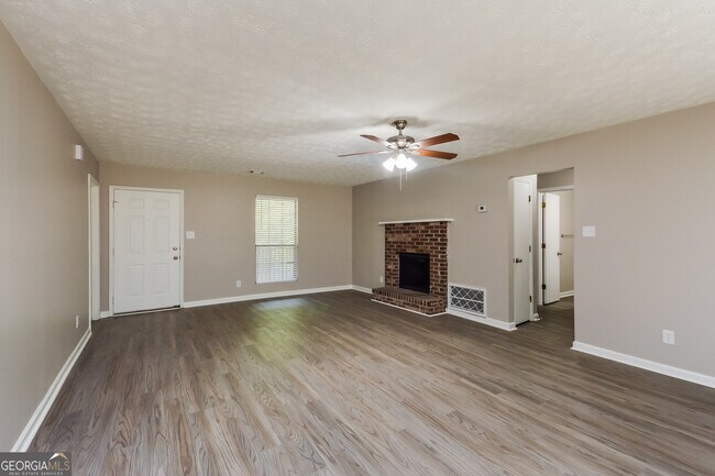 Building Photo - 4585 Old Lake Dr