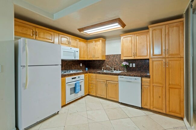 Building Photo - 6430 La Jolla Scenic S Dr