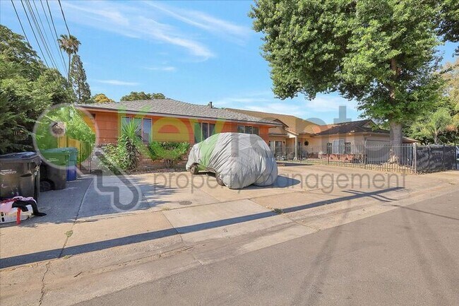Building Photo - 4806 Yosemite Ave