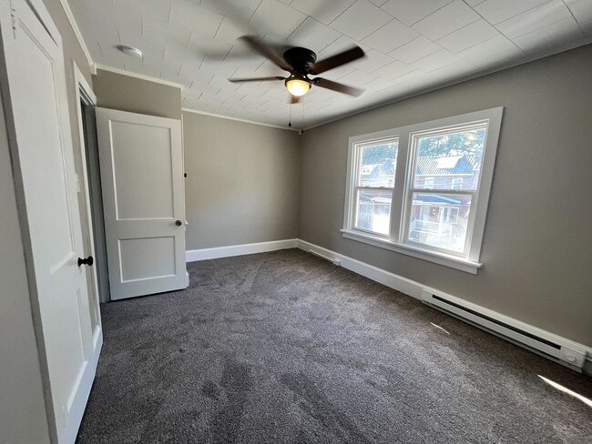 Building Photo - 2 Bedroom 1 bathroom Renovated town home!