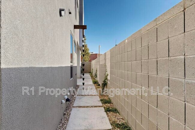 Building Photo - 705 Alcalde Pl SW