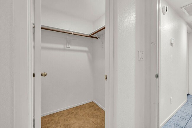 Building Photo - Single Story 3 bedroom 2 bath Near Alta and Durango Close to Summerlin