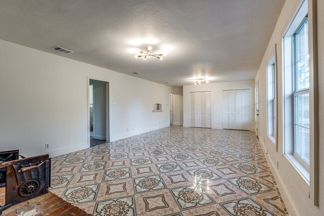 Building Photo - 827 Ware Blvd