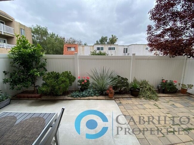 Building Photo - 3030 Suncrest Dr