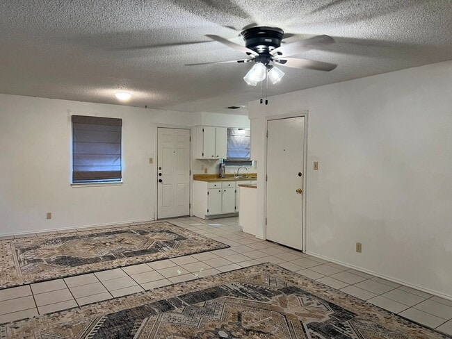 Building Photo - 306 Sun Flower Dr
