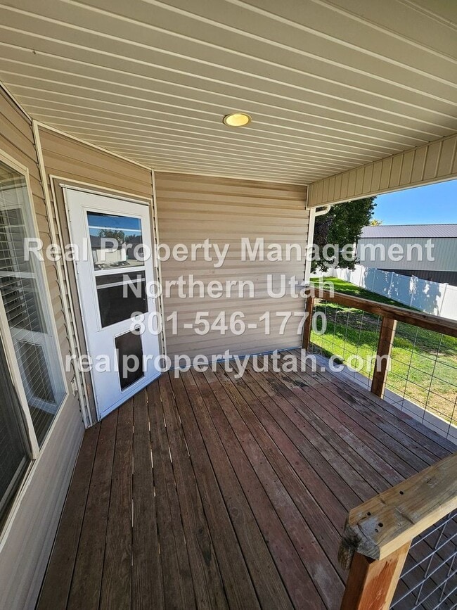 Building Photo - Stunning 7 Bedroom Home in West Point Avai...