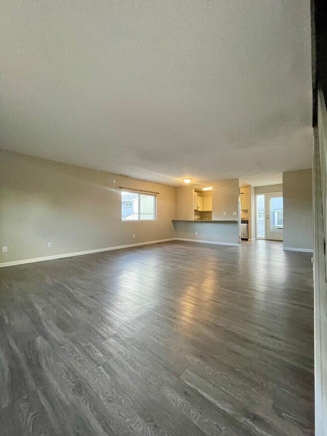 Building Photo - 3 Bed 2 Bath Townhouse, newly renovated!