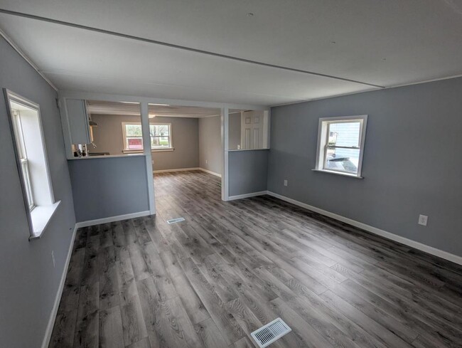 Building Photo - 611 W Matthews St