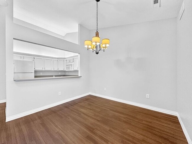 Building Photo - Beautiful 2BR 2BA Home w/ Sunroom • Full Kitchen Suite • Attached Garage in Columbus