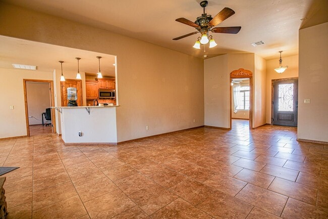 Building Photo - Beautiful 4 Bedroom/2 Bath Home