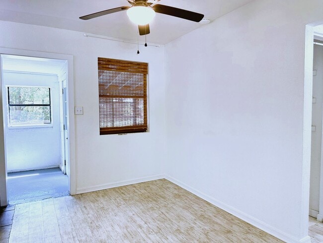 Building Photo - On Island, Close to Historic District & Be...