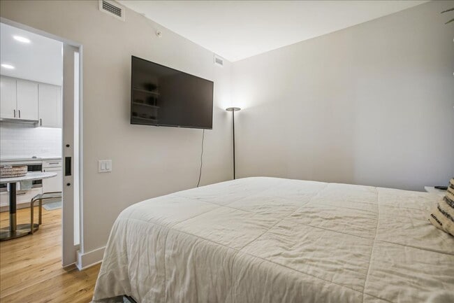 Building Photo - Fabulous 1 Bed/1 Bath condo at The Avidian...