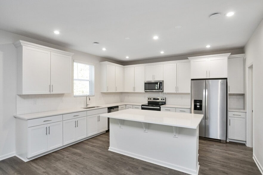 Building Photo - 5370 Bellflower Hls