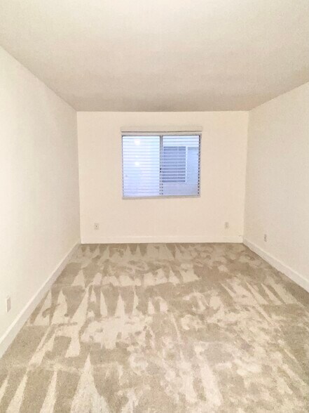 Building Photo - 7045 Woodley Ave