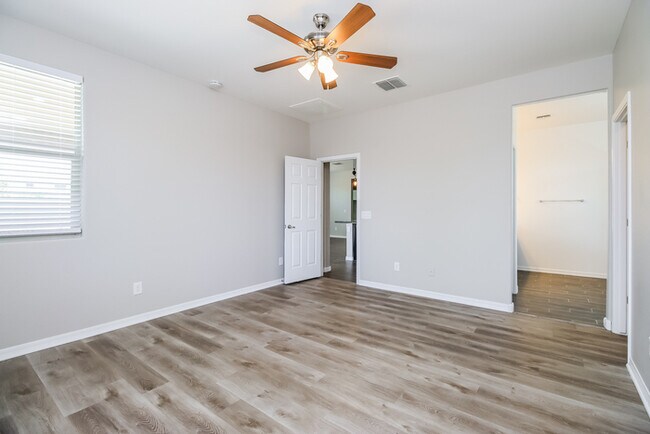 Building Photo - 35556 N Kelsee Dr