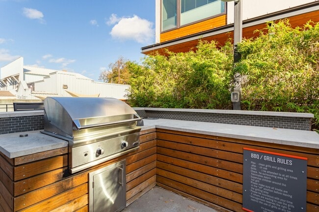 Building Photo - 2002 E 7th St