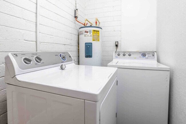 Building Photo - 2014 Newman St