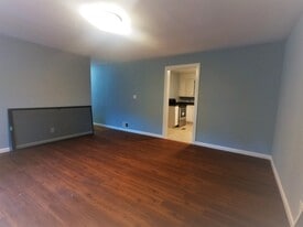 Building Photo - 2409 Boiling Springs Rd