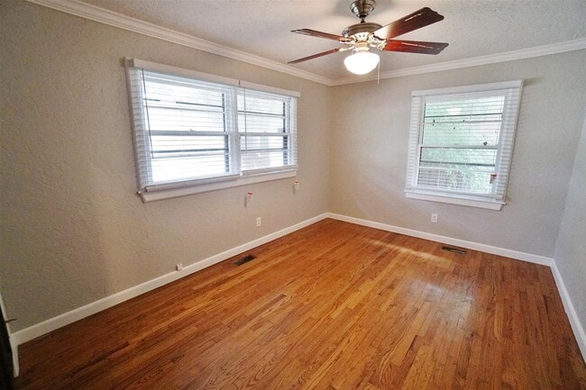 Building Photo - Charming 2 bedroom home in the center of N...