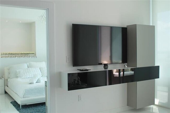 Building Photo - 900 Biscayne Blvd