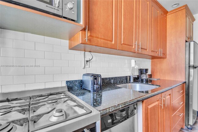 Building Photo - 900 16th St