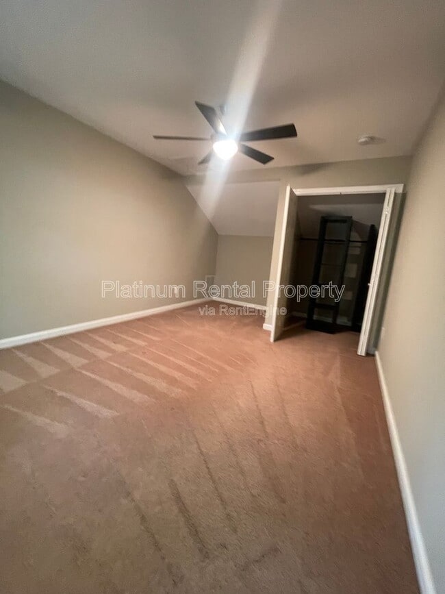 Building Photo - 2706 White Oak Dr