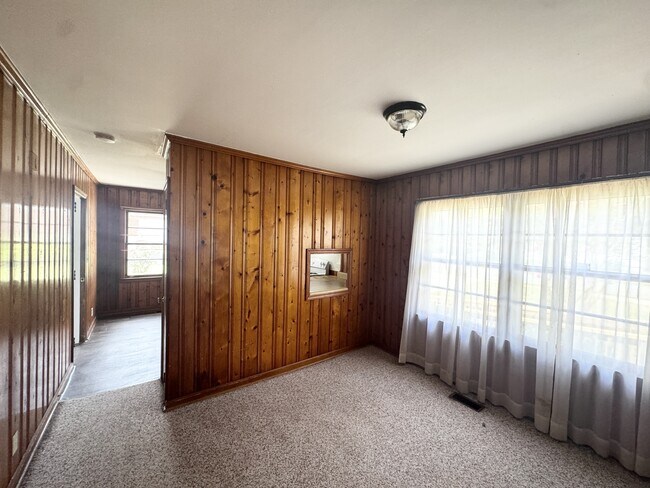 Building Photo - 221 Shirley Dr