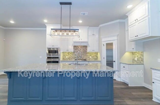 Building Photo - 1017 NE 34th Terr