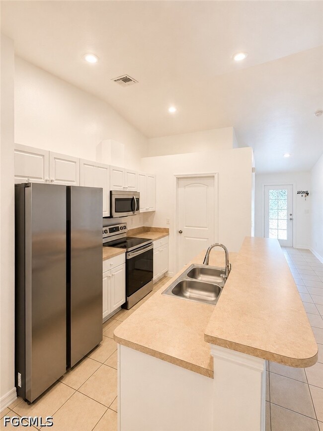 Building Photo - 4118 NE 20th Pl