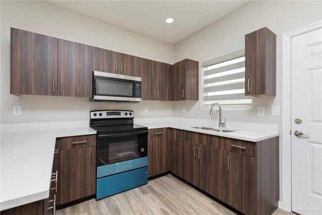 Building Photo - 10 La Vista Ave W