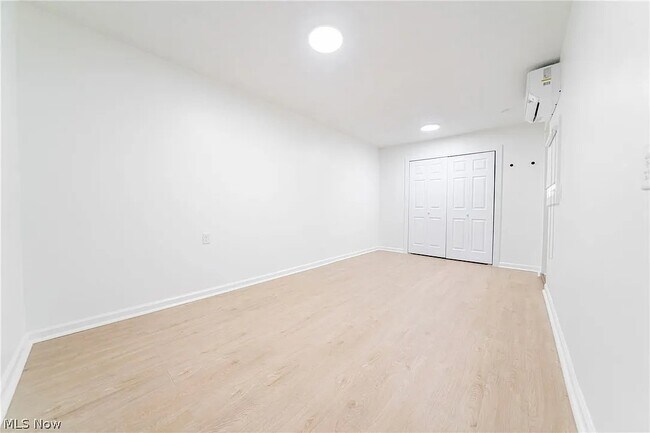 Building Photo - 2053 W 45th St