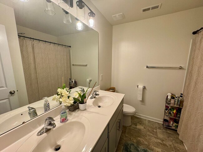 Building Photo - Beautiful 5BR/3BA Home in Roberta Ridge