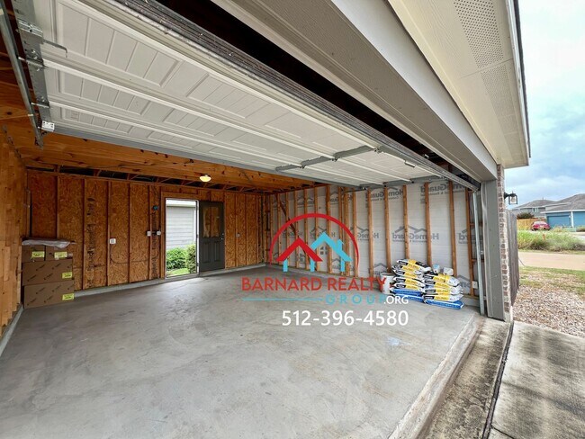 Building Photo - **APPLICATION PENDING!**2 bed/2 bath in De...