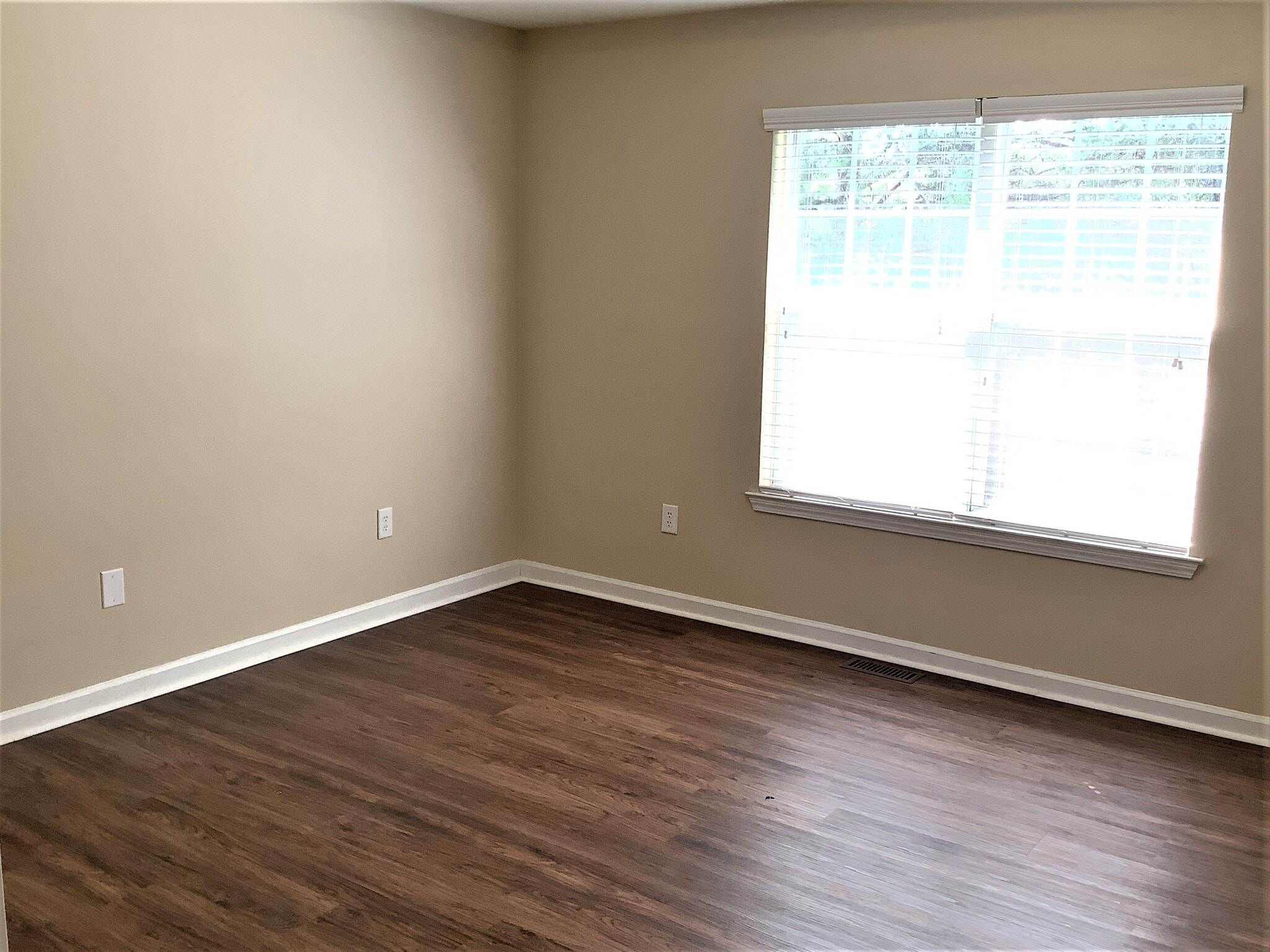 Building Photo - 108 River Watch Dr