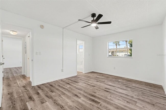 Building Photo - 8828 Bay Pointe Dr