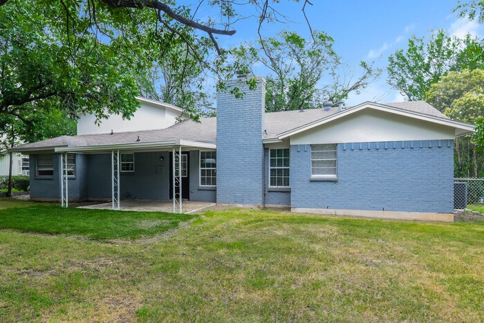 Building Photo - 2417 Skyline Dr