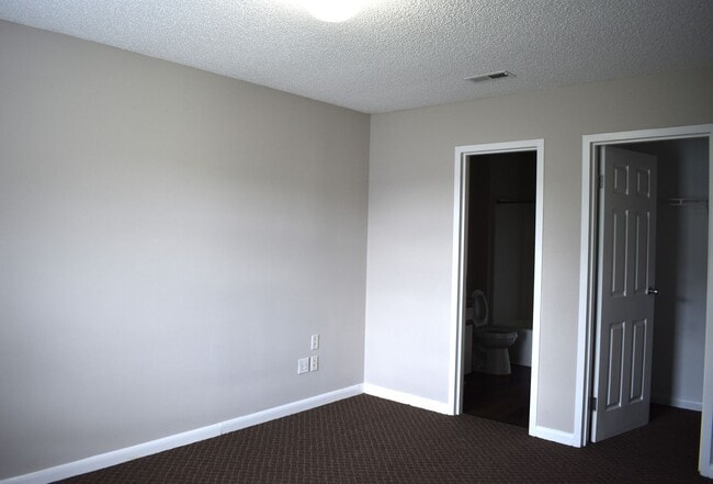 Building Photo - ONE-3 BED/3 BATH UNIT AVAILABLE AUGUST 15TH!