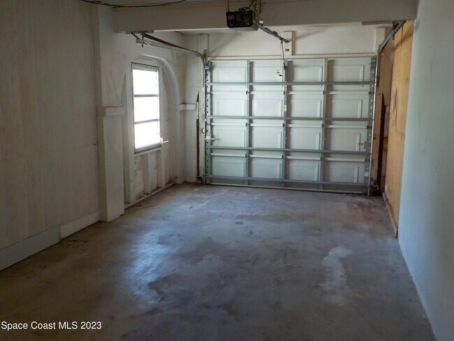 Building Photo - 636 Hampton Dr NE