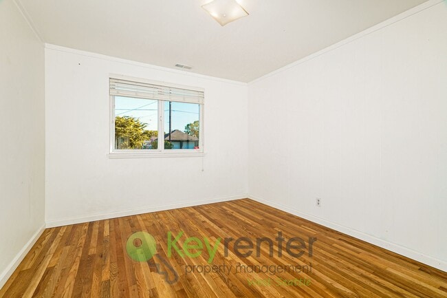 Building Photo - Comfort and Charm in This Bright 2-Bedroom...