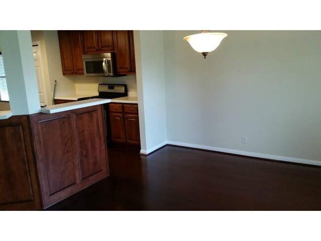 Building Photo - 706 Maplecreek Dr