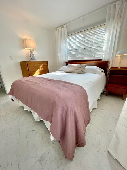 Building Photo - 4158 Tamiami Trl