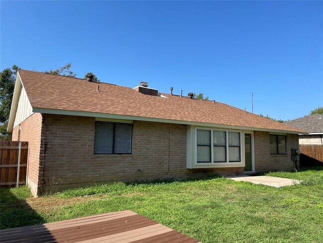 Building Photo - 710 Andover Dr
