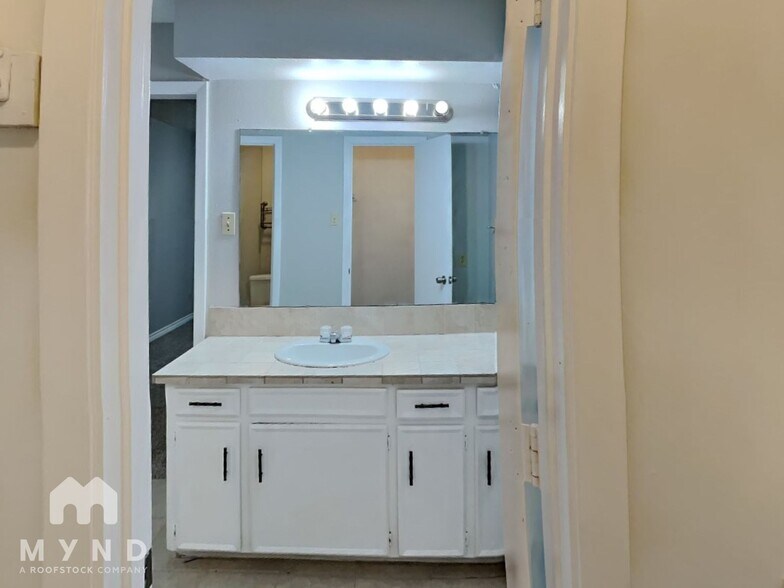 Building Photo - 312 Towne House Ln