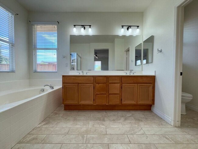 Building Photo - 4 Bedroom Menifee home available now for l...