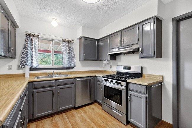 Building Photo - 2702 Avenida Del Sol