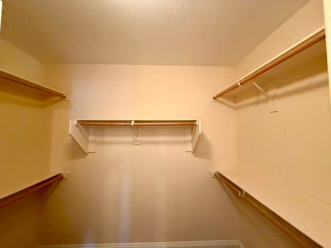 Building Photo - Well-maintained two-story home