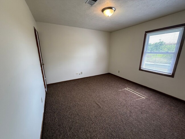 Building Photo - 2 bedroom, 1 bath apartment