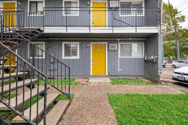 Building Photo - 903 Springdale Rd